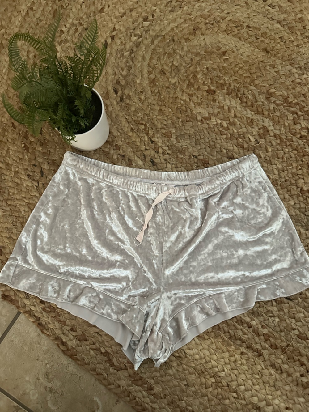 CHAMPAGNE VELVET SHORTS
